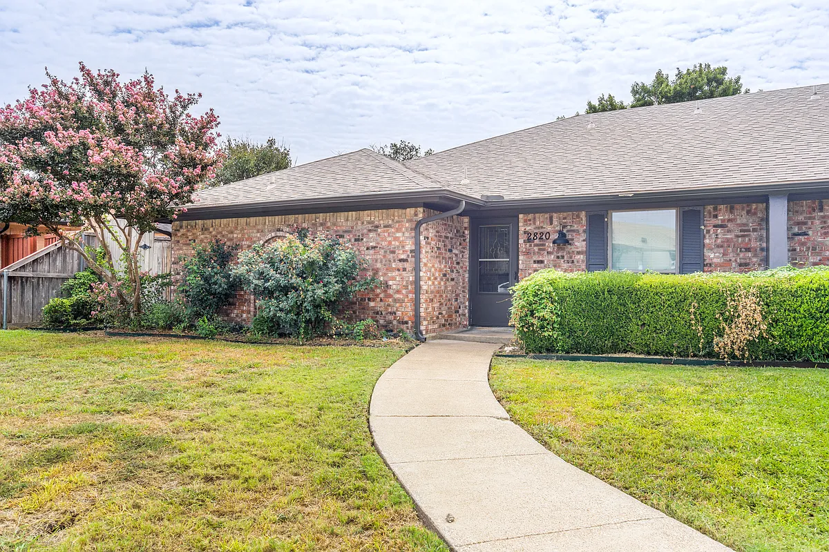 Building Photo - 2820 Clear Springs Dr #2820