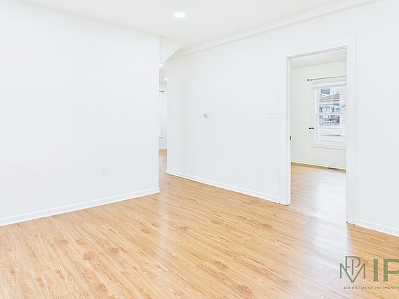 5th image of 35 E 8th Ave