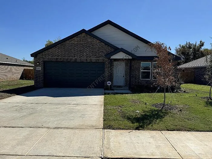 4 bed, 2.5 bath, 1684 sqft, $2,095 — Photo 1
