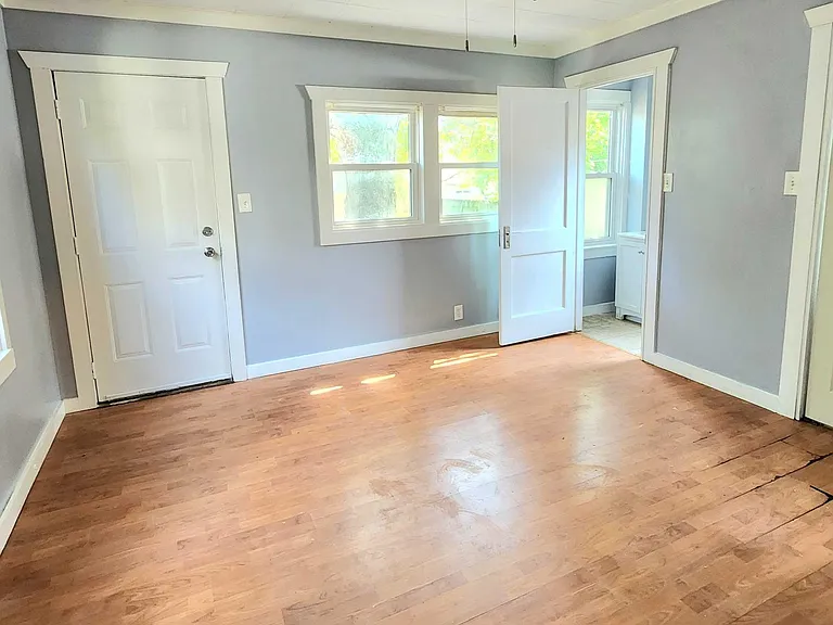 1421 E Sycamore St — Photo 7