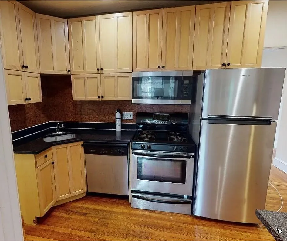 4 bed, 1500 sqft, $6,800 — Photo 2
