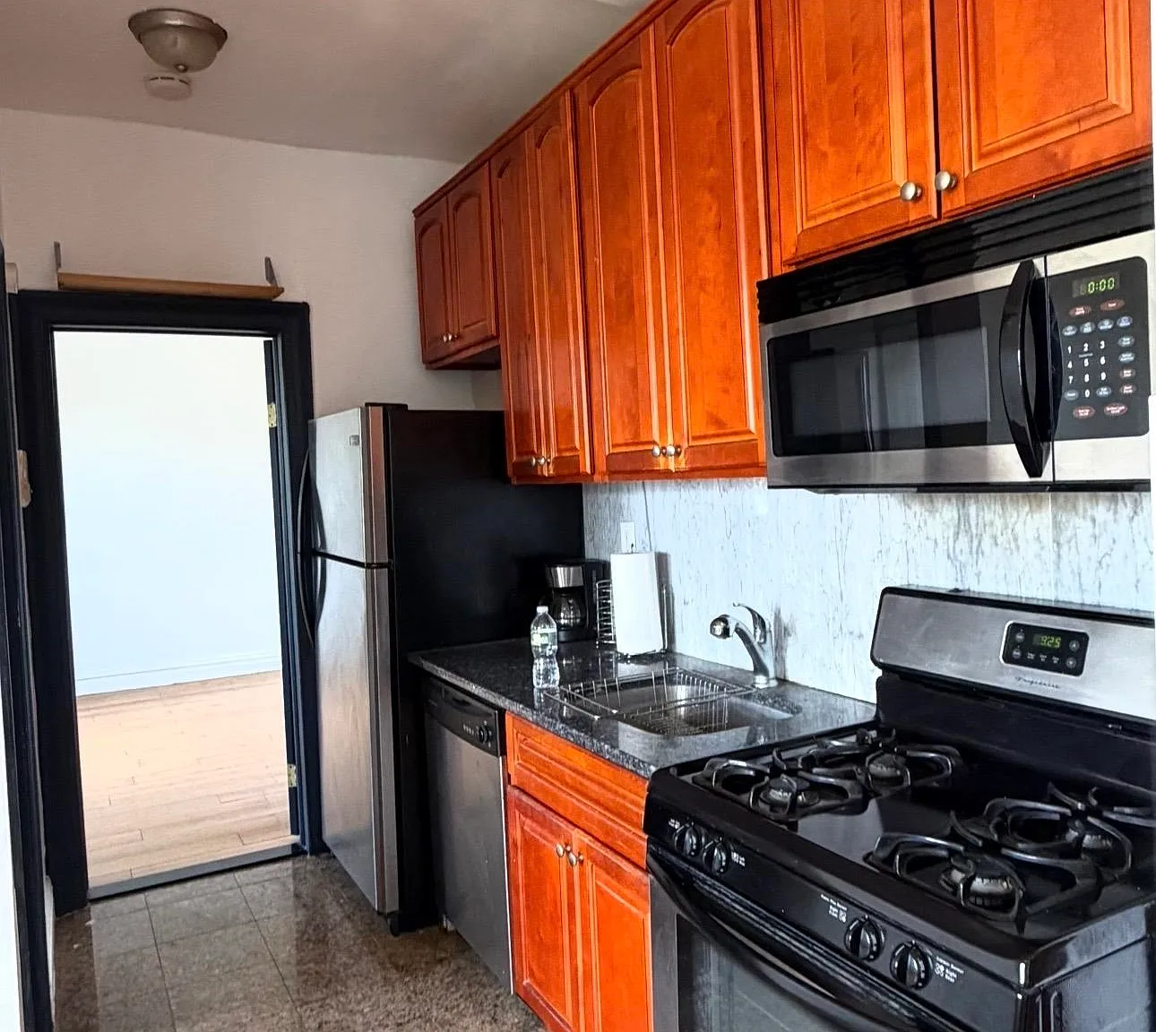 1 bed, 1.0 bath, $1,800 — Photo 2