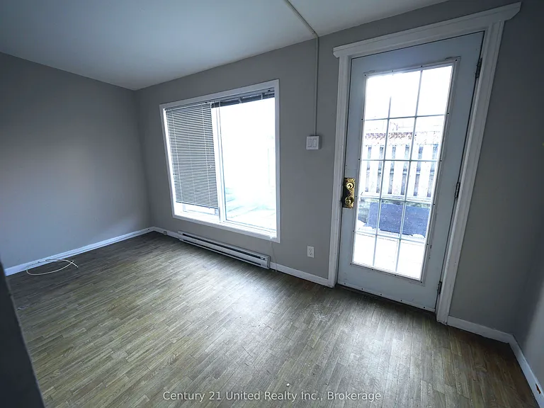 375 A Queen St — Photo 4