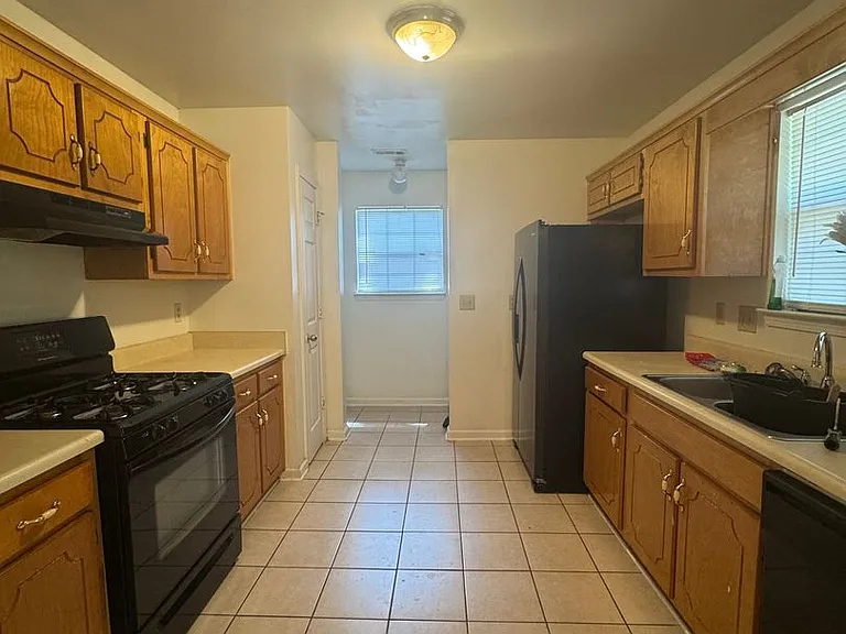 95 Hampton Oaks Dr — Photo 2