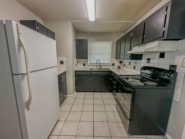 800 Stillwater Dr — Photo 8