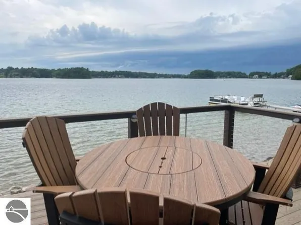 414 Brakel Point Dr, Traverse City, MI 49685