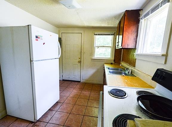3rd image of 612 Poston St
