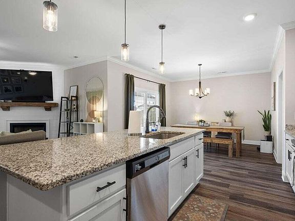 4th image of 31 Winchester Dr