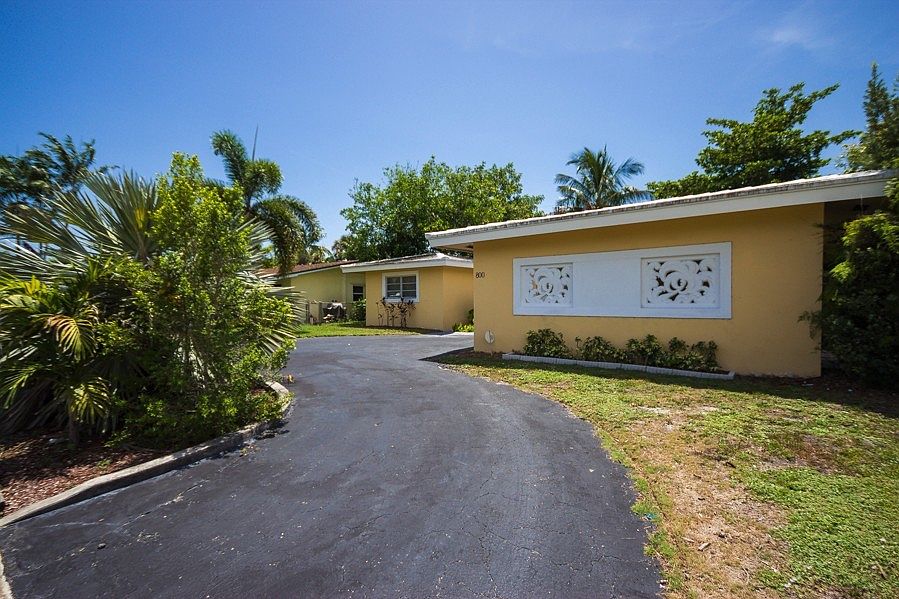 1st image of 800 NW 29th Ct