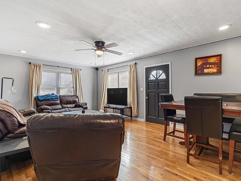 131 Eleanor Davis Dr — Photo 2