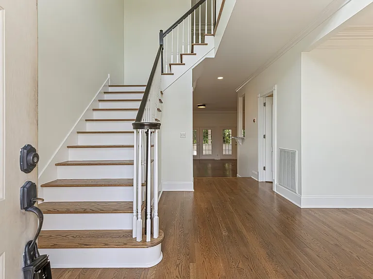 604 Clayborne Ct — Photo 6