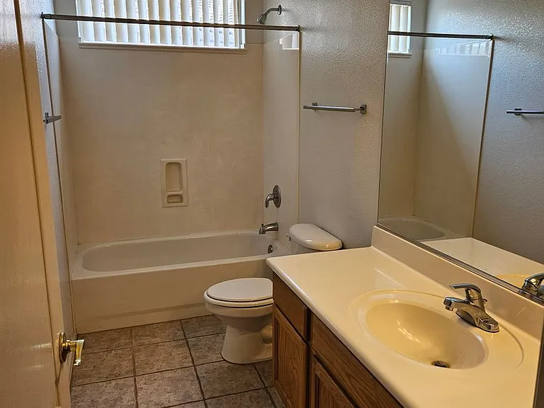 931 E Sherri Dr — Photo 16