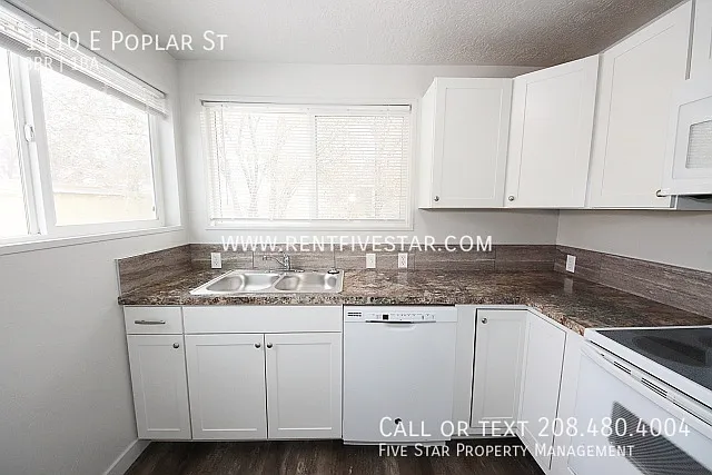 1110 E Poplar St — Photo 5