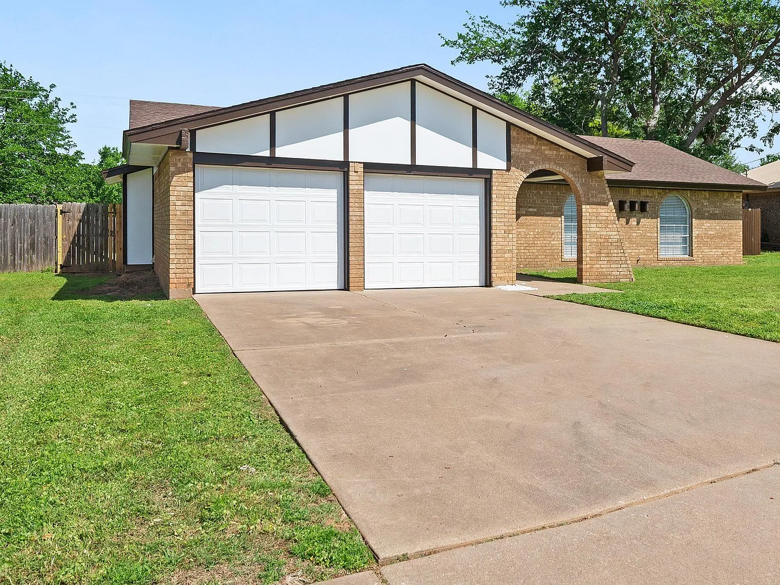 3 bed, 2.0 bath, 1422 sqft, $2,200 — Photo 2