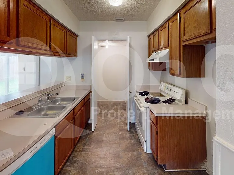 732 Versailles St — Photo 11