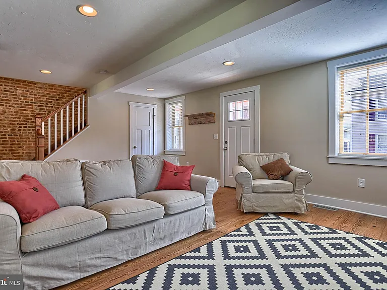 234 N Stratton St — Photo 6