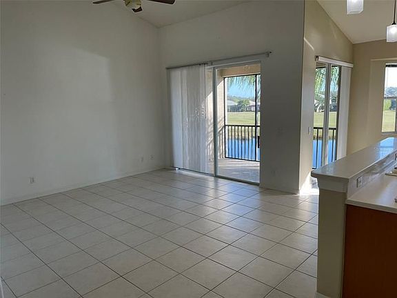 4th image of 923 Fairwaycove Ln Unit 202
