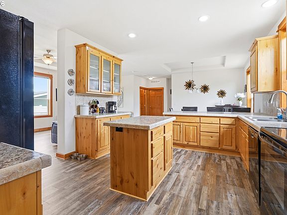 3rd image of 744 Saint James Pl