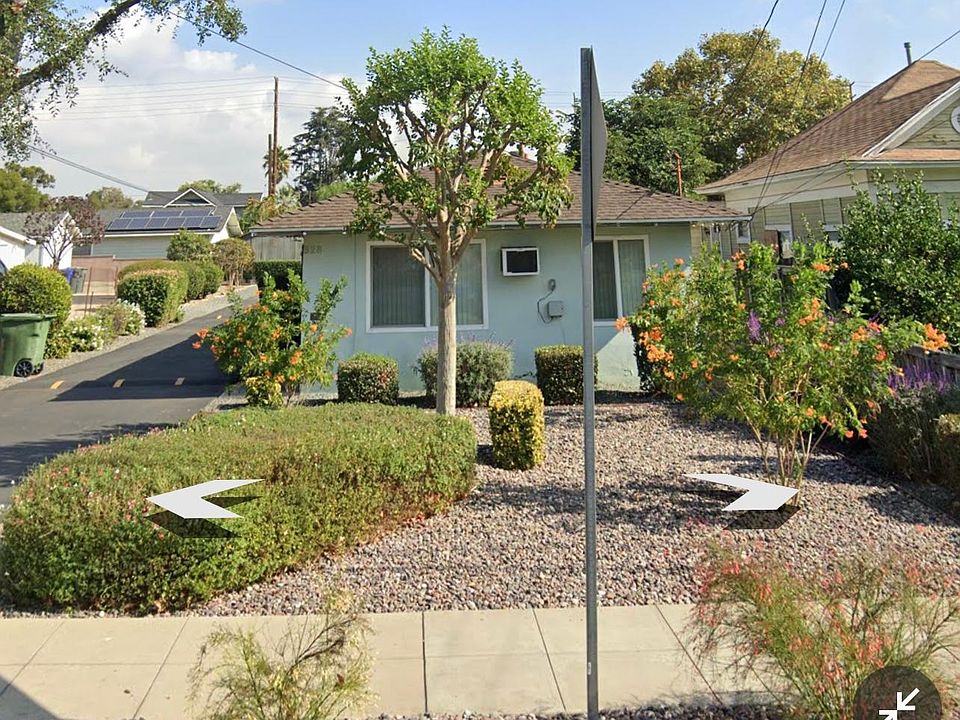 Beautifully landscaped front unit.