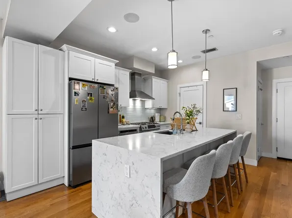 275 Old Colony Ave #10, South Boston, MA 02127