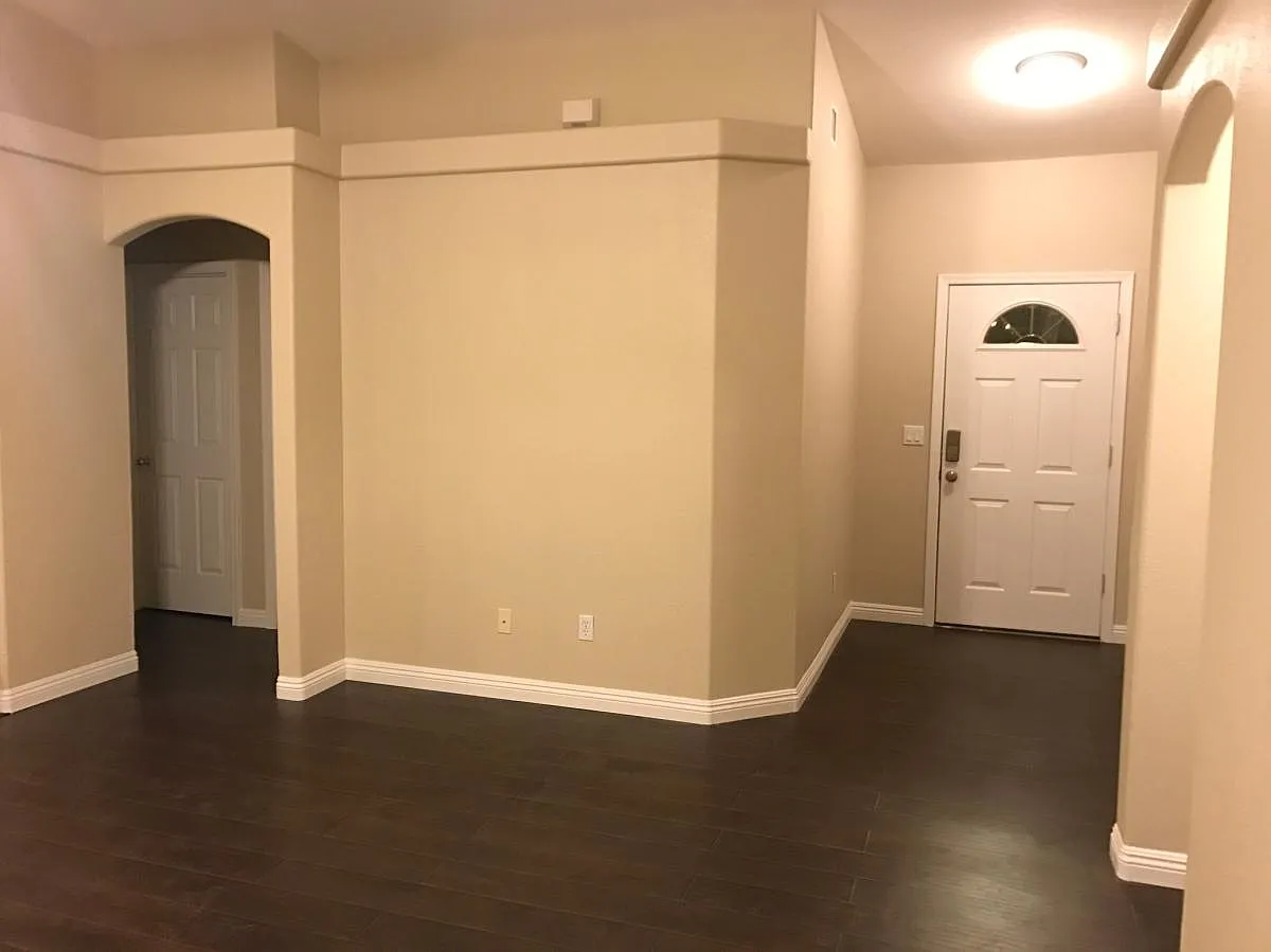 3 bed, 1350 sqft, $2,050 — Photo 2