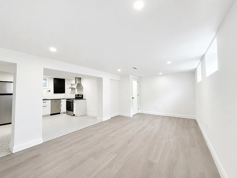 908 Fennell Ave E — Photo 5