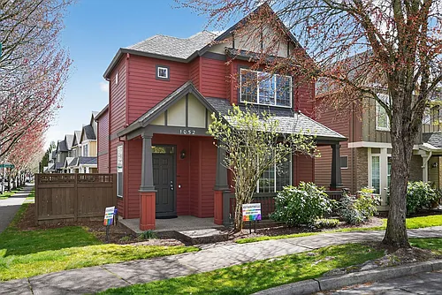 1052 SE Portlandia Ave Photo 1