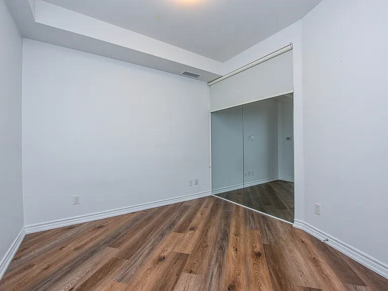 571 Prince Edward Dr N #401 — Photo 32