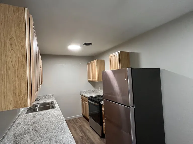 1404 Toole Ave — Photo 3