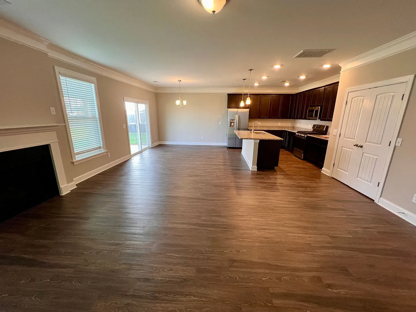 Spacious 4BR Lexington Home with Open Floor Plan & Covered Patio — Photo 4