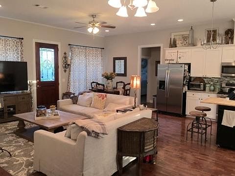 5th image of 1009 Kiowa Dr E