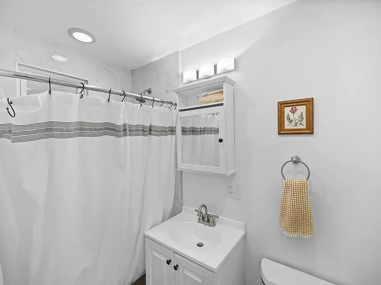2642 N Marshfield Ave — Photo 52