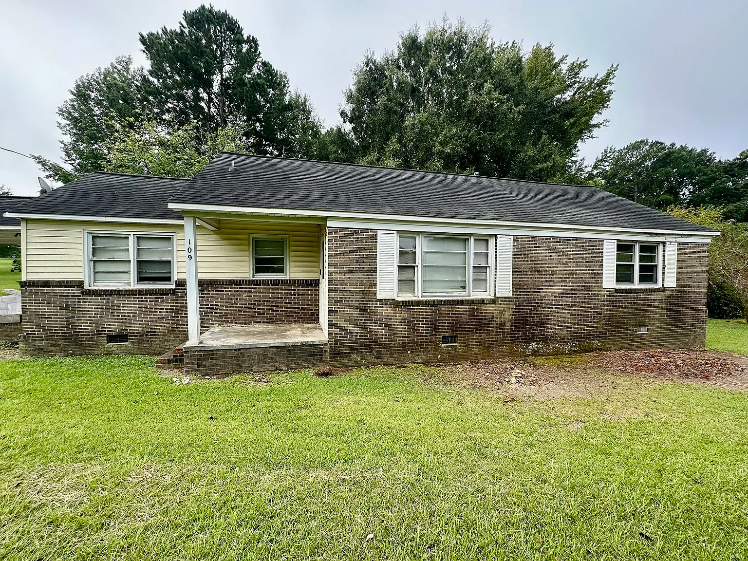 3 bed, 1.5 bath, 1200 sqft, $1,000 — Photo 1