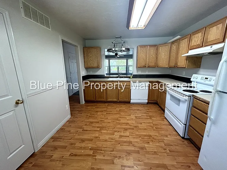 648 E Poplar St — Photo 10