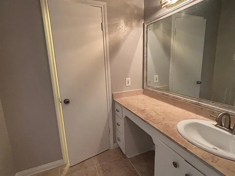 2710 Briarhurst Dr #5 — Photo 32