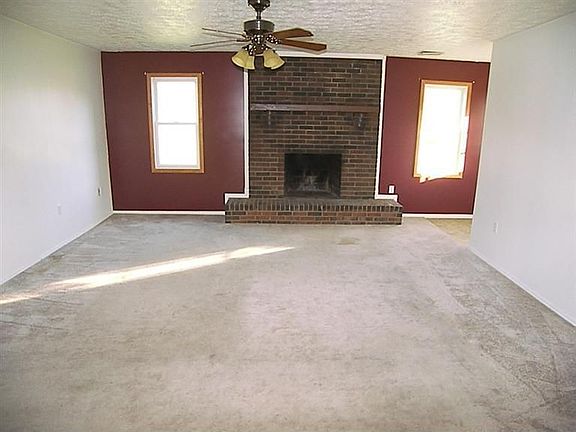 4th image of 42 Patti Dr