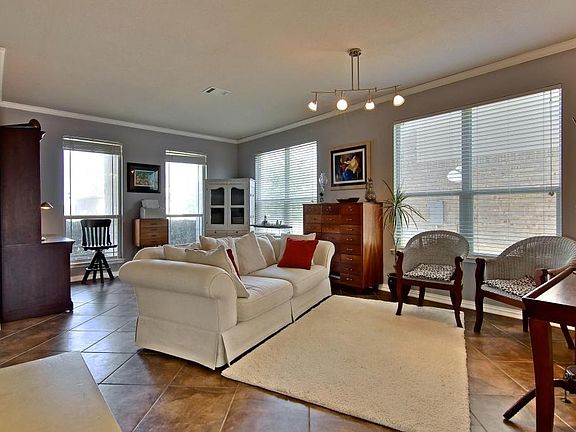 5th image of 185 Bloomsbury Dr
