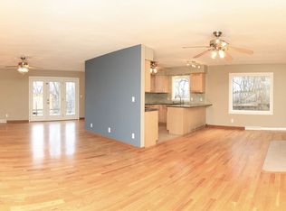 1627 Harrison Dr, Clinton, IA 52732