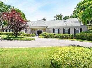 31 Applegreen Dr, Old Westbury, NY 11568