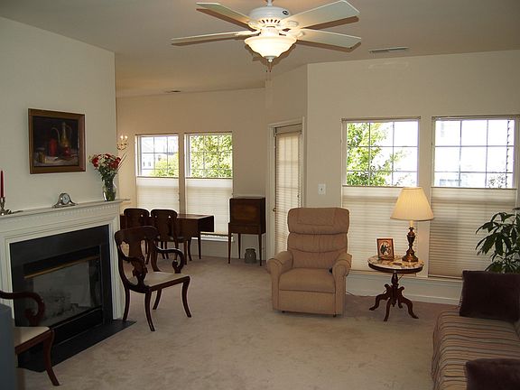 LARGE LIVING ROOM WITH FIREPLACE