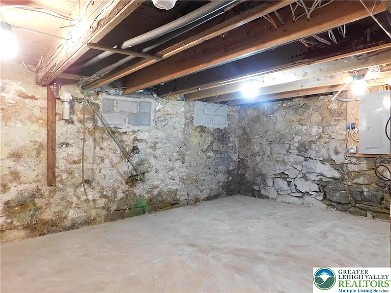 68 W Union Blvd — Photo 33