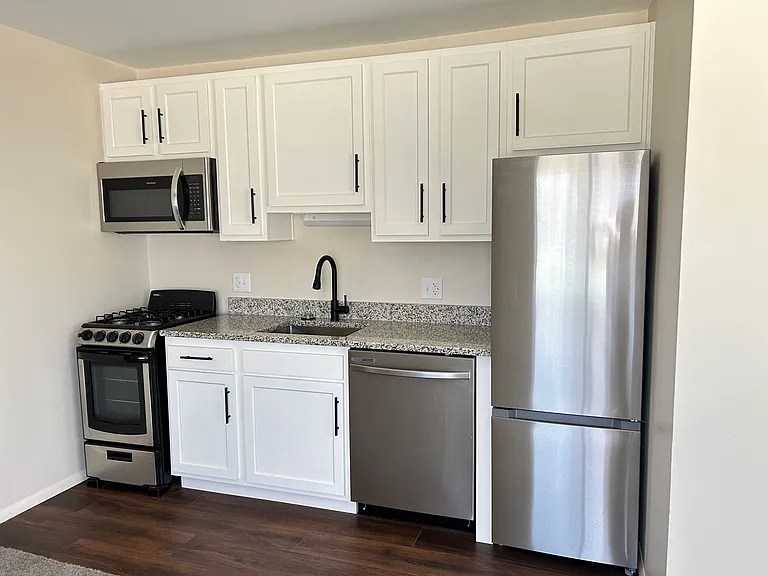 2157 Summit St #5 — Photo 1