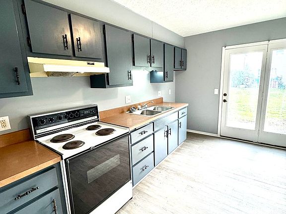 2nd image of 115 Crestwood Dr #8