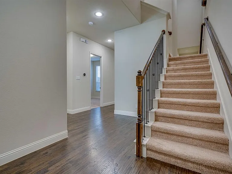 4221 Broadway Ave — Photo 4