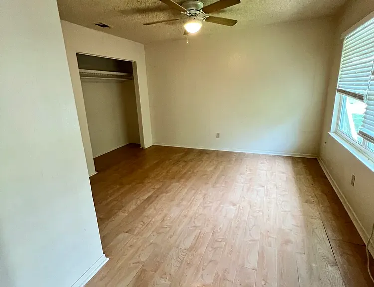 112 Lady Bird Ln #G — Photo 4