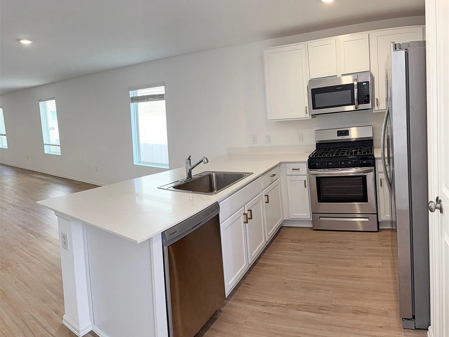3 bed, 2.0 bath, 1461 sqft, $1,900 — Photo 4