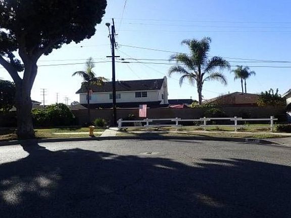 Exterior Neighborhood (street photo)
