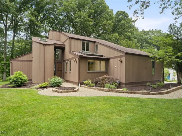 9193 Meadow Ln, Brecksville, OH 44141