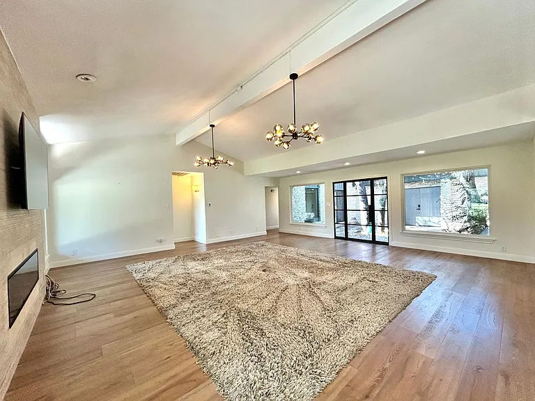 9108 Balcones Club Dr — Photo 4