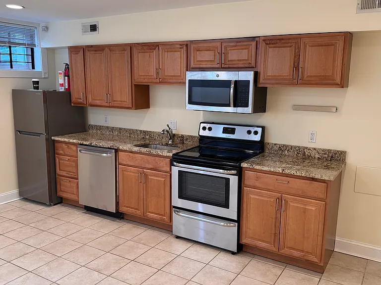 1112 Oates St NE #B — Photo 10